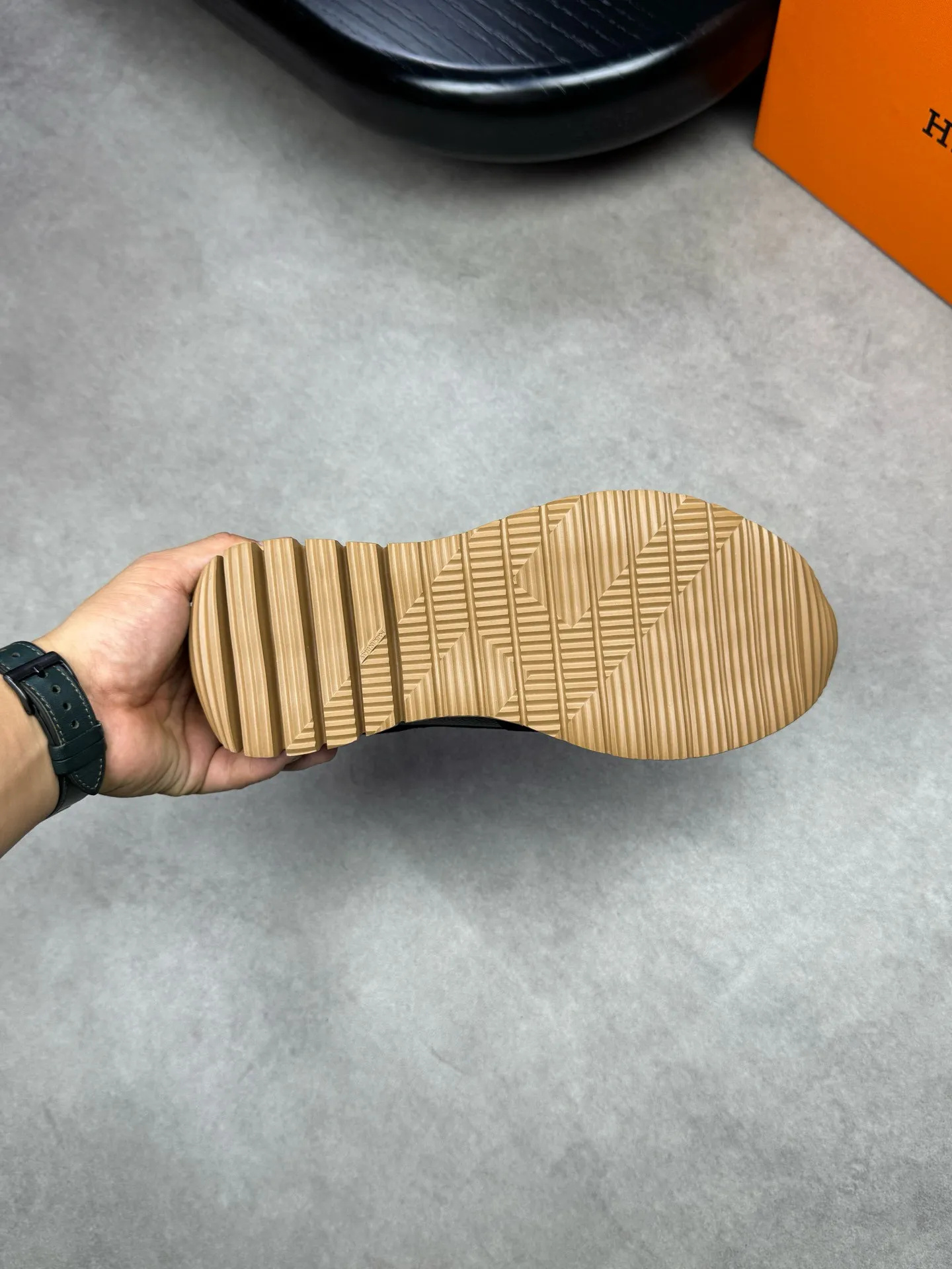 [HERMES] Hermes men's shoes 💰: 800💰 - High-end quality original items 🔍🔍🔍 casual sports shoes - Upper: 🔝 pebbled calfskin, suede calfskin, shoe body forged ´H´ totem, tongue webbing injection molded brand logo - Lining: brand canvas, foot pads; water-dyed cowhide -Outsole: Ultra-light T men's shoes 💰U foam; two-color molded outsole -Ultra-high quality control and fine workmanship: highlighted (high-end, extravagance, grade) -Size: 38-44 (45, can be customized)